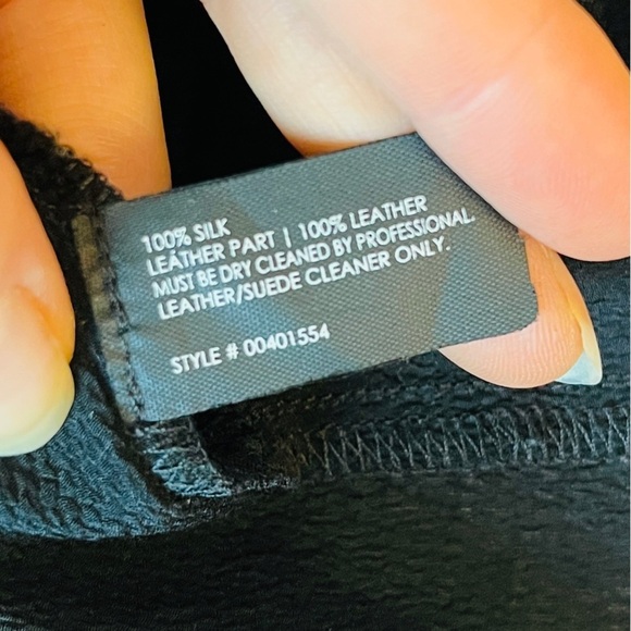 🏷️ 2/$20 Club Monaco Black Silk Blouse with Leather Detail - Picture 6 of 6